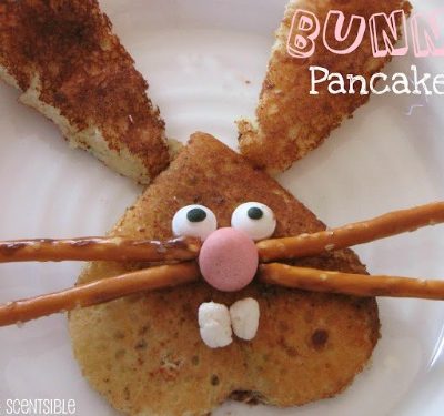These Easter bunny pancakes are so cute and would be really easy to make!