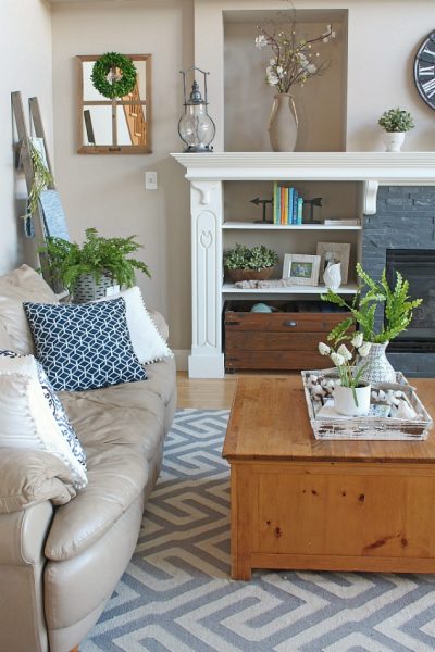 Beautiful spring home tour including the kitchen and family room. Lots of simple ideas to add some spring to your home.