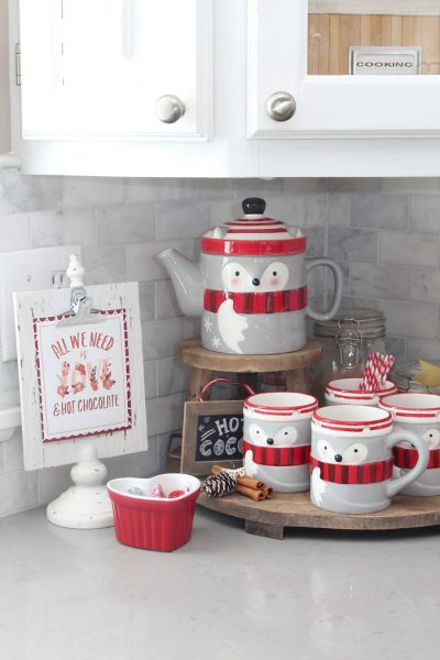 Cute Valentine's Day hot chocolate bar. Free hot chocolate bar printables included. Love this!